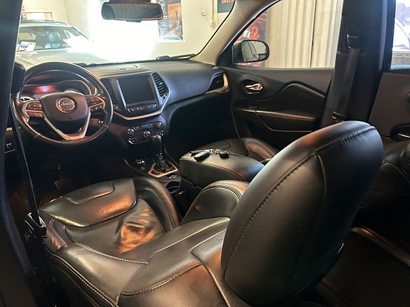 Jeep Cherokee 13 of 26