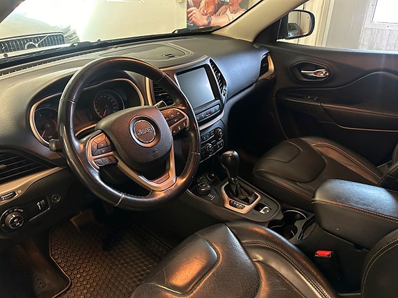 Jeep Cherokee 10 of 26