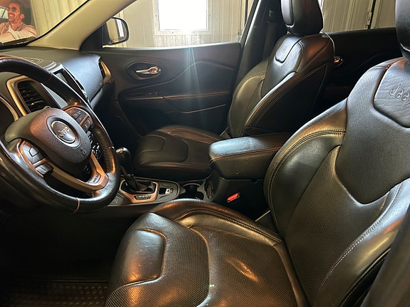 Jeep Cherokee 9 of 26