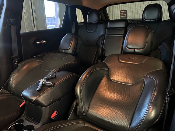Jeep Cherokee 12 of 26