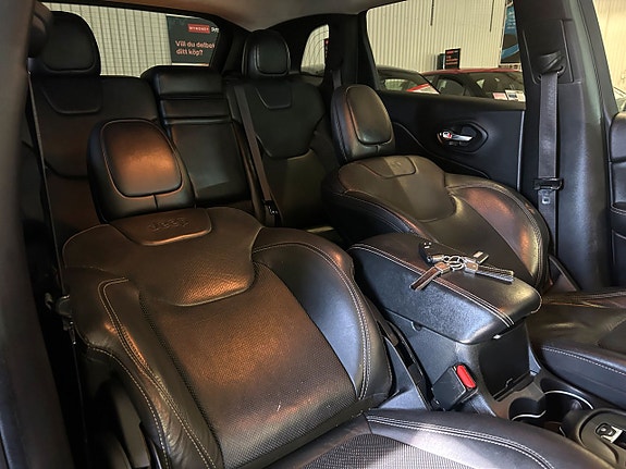 Jeep Cherokee 16 of 26