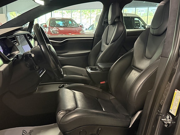 Tesla Model X 8 of 15