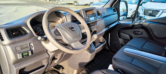 Nissan NV400 2 of 5