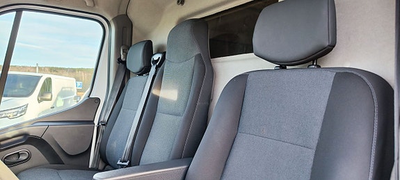 Nissan NV400 3 of 5