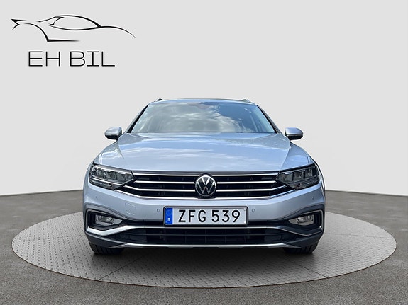 Volkswagen Passat Alltrack 2 of 5