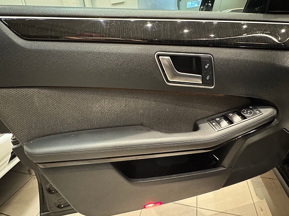 Mercedes-Benz E300 8 of 12