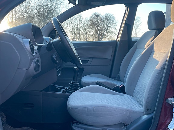 Ford Fusion 6 of 8