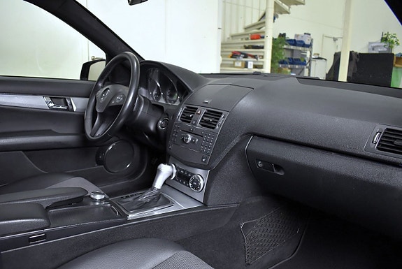 Mercedes-Benz C200 10 of 13