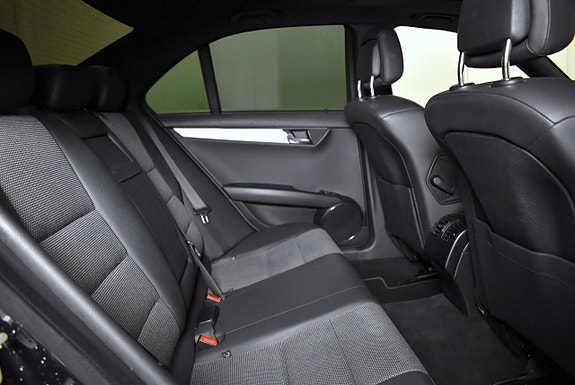Mercedes-Benz C200 12 of 13