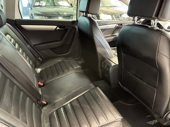 Volkswagen Passat Alltrack 11 of 14