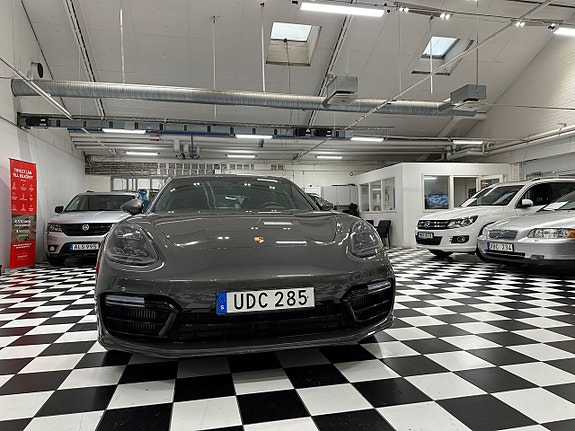 Porsche Panamera Turbo 4 of 5