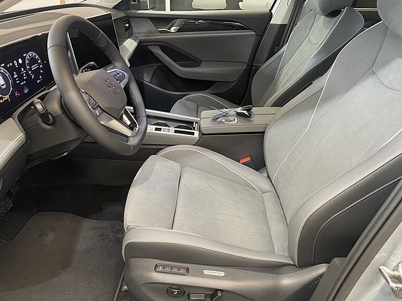 Volkswagen Passat 9 of 15