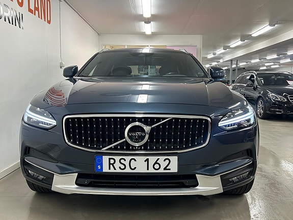 Volvo V90 Cross Country 2 of 5
