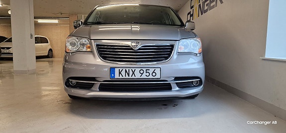 Lancia Voyager 2 of 5