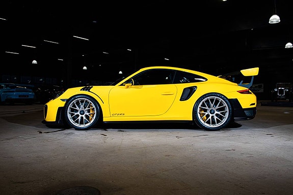 Porsche 911 GT2 RS 2 of 5
