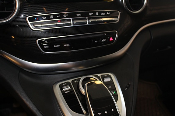 Mercedes-Benz V220 15 of 16