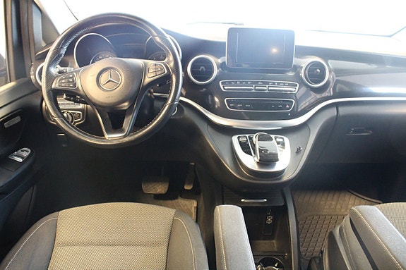 Mercedes-Benz V220 4 of 16