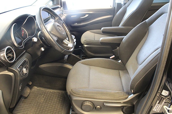 Mercedes-Benz V220 5 of 16
