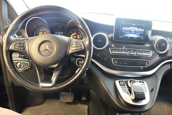 Mercedes-Benz V220 10 of 16