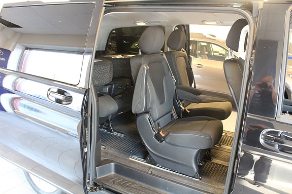 Mercedes-Benz V220 9 of 16