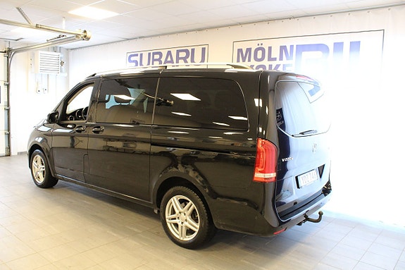 Mercedes-Benz V220 2 of 16