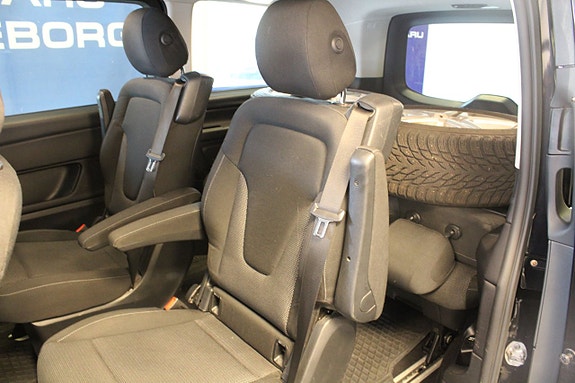Mercedes-Benz V220 7 of 16