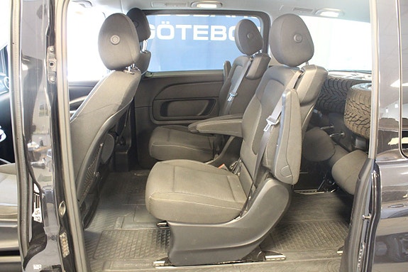 Mercedes-Benz V220 6 of 16