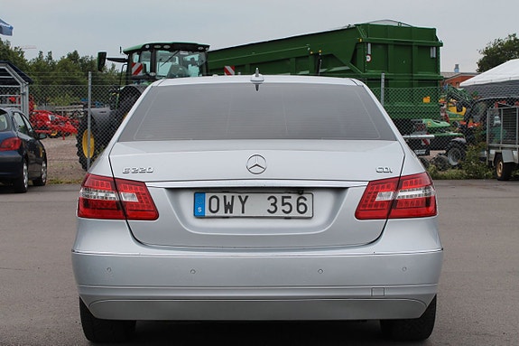 Mercedes-Benz E220 4 of 10