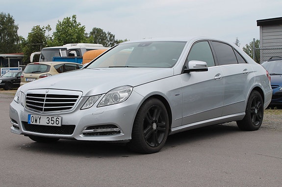 Mercedes-Benz E220 2 of 10