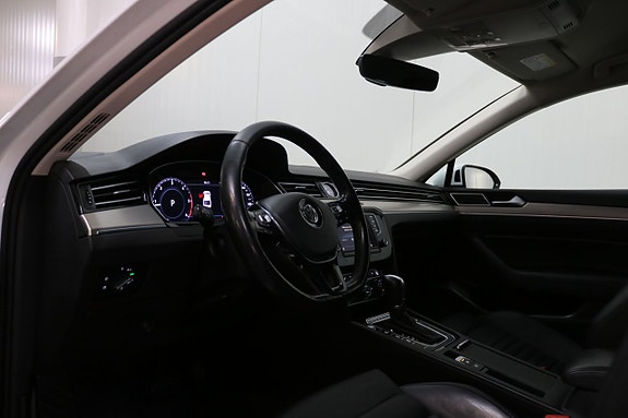 Volkswagen Passat 14 of 27