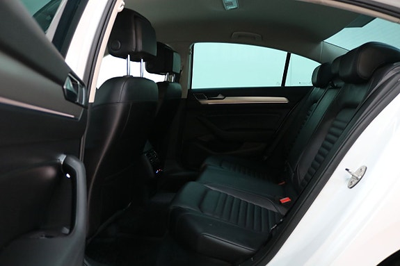 Volkswagen Passat 16 of 27