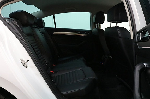 Volkswagen Passat 15 of 27