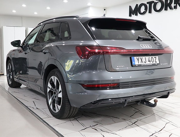 Audi e-tron 4 of 27