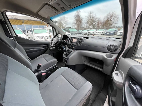 Nissan NV200 10 of 21