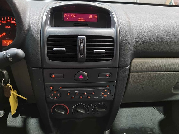 Renault Clio 10 of 13