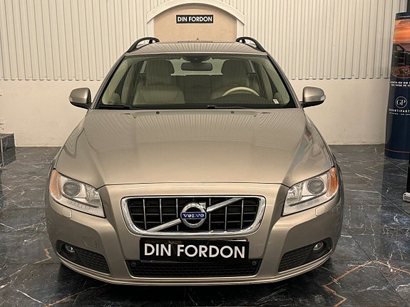 Volvo V70 2 of 14