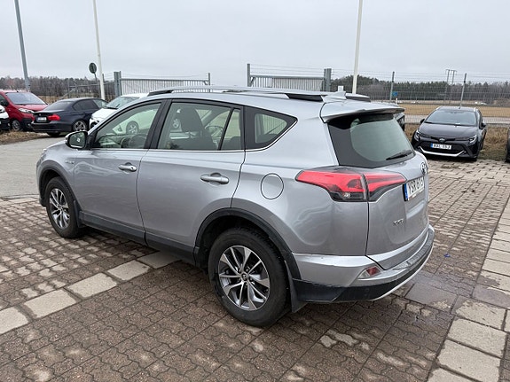 Toyota RAV4 2 of 19