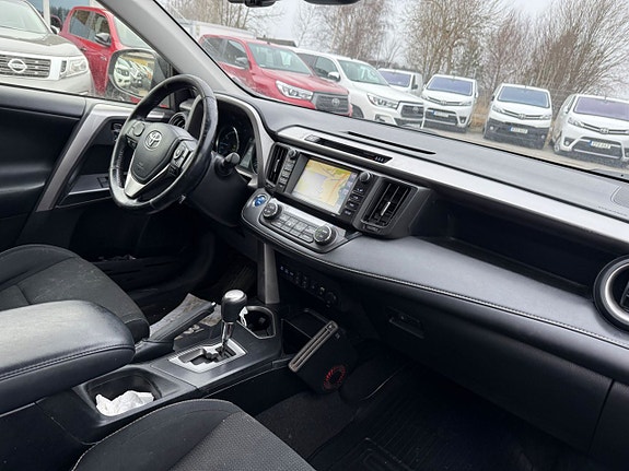 Toyota RAV4 8 of 19