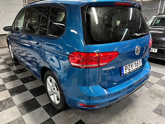 Volkswagen Touran 3 of 5