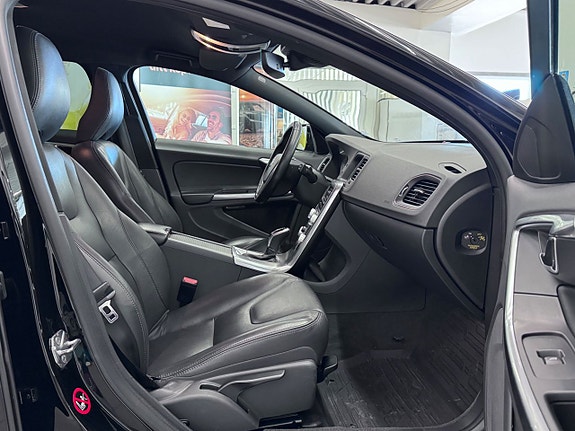 Volvo V60 Cross Country 8 of 15