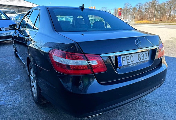 Mercedes-Benz E200 4 of 5