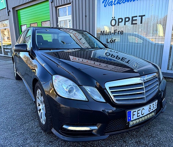Mercedes-Benz E200 3 of 5