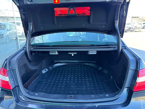 Mercedes-Benz E200 23 of 23