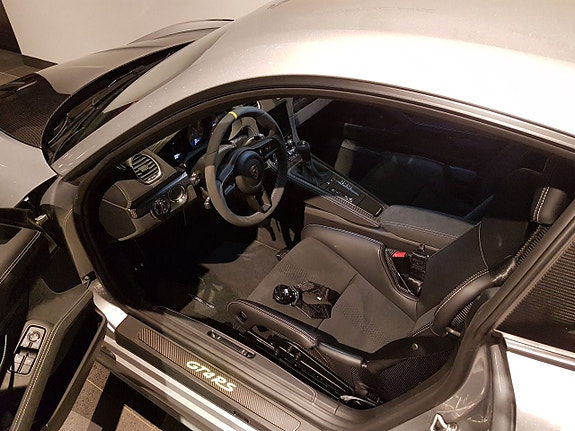 Porsche 718 Cayman GT4 RS 6 of 11