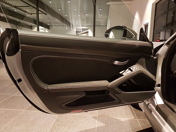 Porsche 718 Cayman GT4 RS 7 of 11