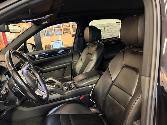 Porsche Cayenne 8 of 16