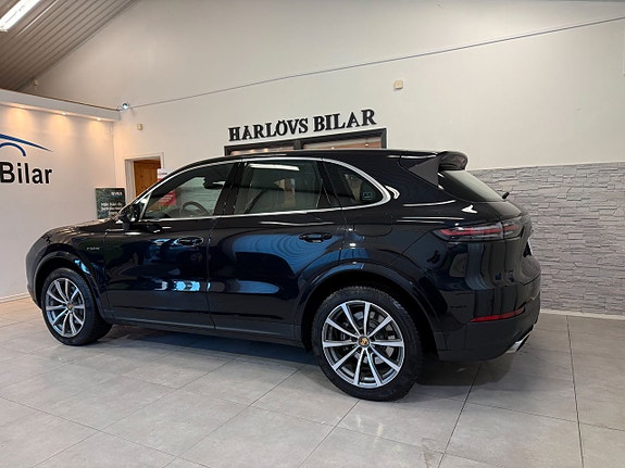 Porsche Cayenne 4 of 5