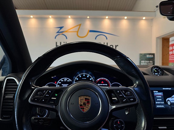 Porsche Cayenne 12 of 16