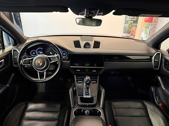 Porsche Cayenne 9 of 16