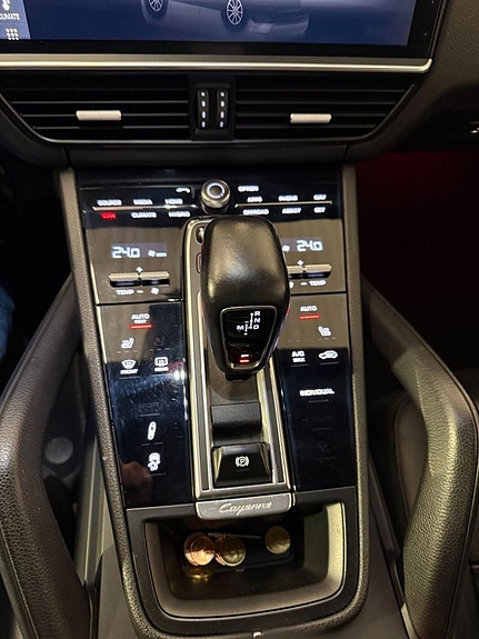 Porsche Cayenne 13 of 16